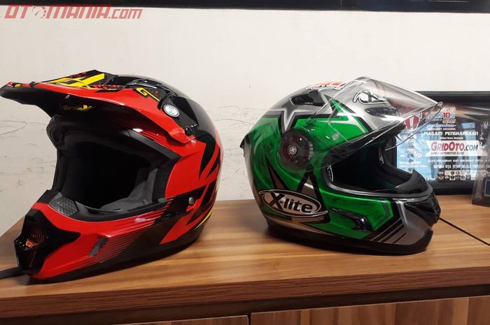Ilustrasi perbandingan helm motocross dan full face yang bulat