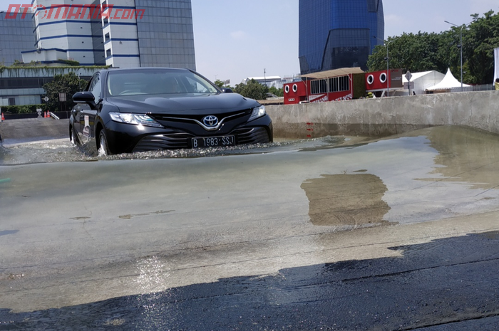 Flooding trek yang ada di Toyota Driving Experience untuk mengetahui kemampuan mobil saat melintas jalan dalam kondisi banjir.