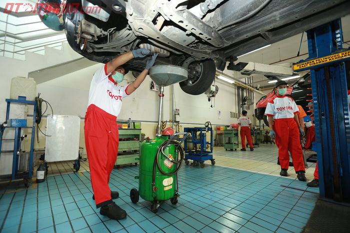 Ilustrasi ganti oli di bengkel resmi 