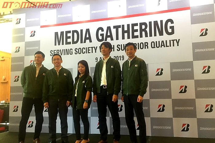 Sesi foto bersama di acara Media Gathering Bridgestone Indonesia