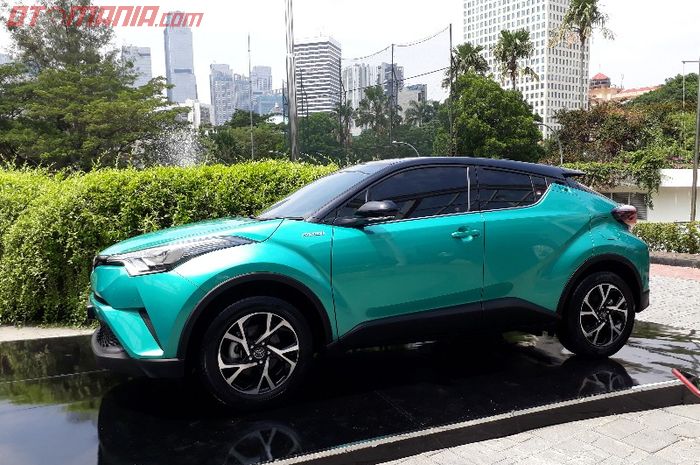 Toyota C- HR Hybrid versi two-tone