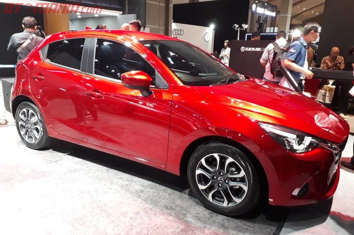 Mazda2 yang dipajang di booth Mazda di IIMS 2019