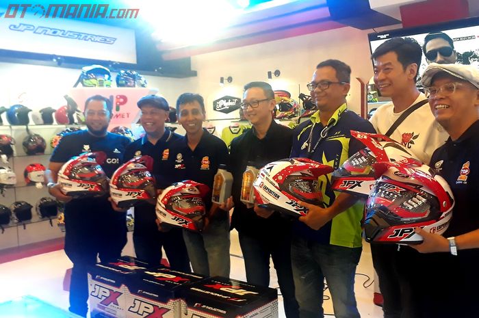 JPX helmet beri dukungan untuk Darius dan Donna menjelajah Himalaya dengan helm Supermoto