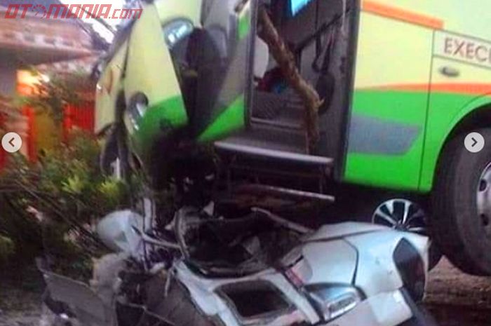 Daihatsu Terios hancur dilindas bus yang melawan arus di Lampung