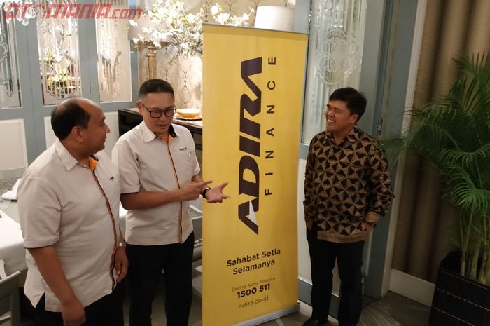 Hafid Hadeli, Direktur Utama Adira Finance (Tengah), I Dewa Made Susila, Direktur Keuangan Adira Finance (Kanan) dan Perry B. Slangor, selaku Sekretaris Perusahaan Adira Finance (Kiri) saat berada di kawasan Menteng, Jakarta.
