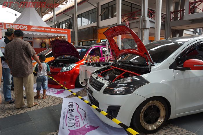 Modifikasi mobil di Otobursa Tumplek blek