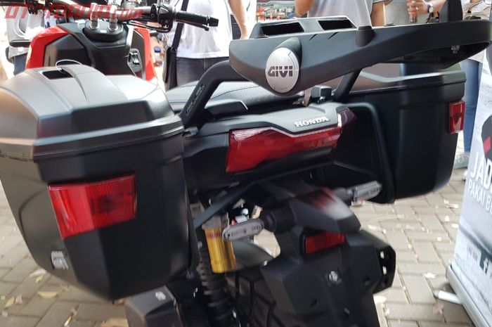 Side box Givi E22 terpasang di Honda ADV150