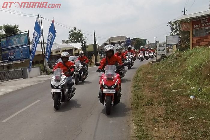 Perjalanan menuju lokasi tujan berikutnya, melibas tikungan dan tanjakan mengunakan Honda ADV150.