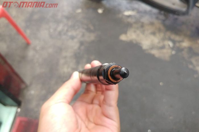 lubang nozzle injektor diesel sangat kecil