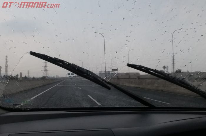 Ilustrsi kaca depan mobil saat hujan