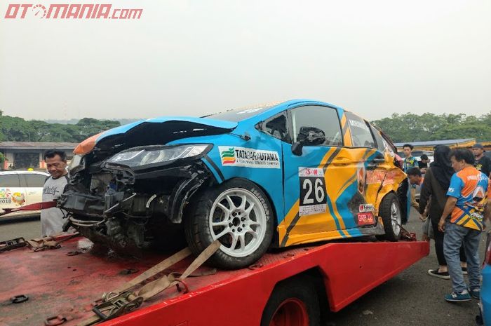 Mobil Honda Jazz milik Arief Hidayat, pembalap dari tim NRB Motorsport, setelah terlibat kecelakaan hebat.