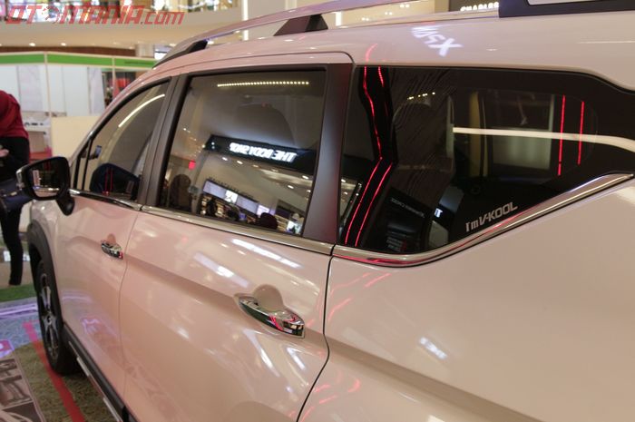 ILUSTRASI. Kaca Mitsubishi Xpander Cross Premium Package dilapisi kaca film dari V-Kool