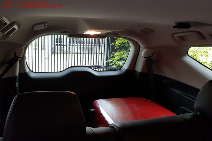 Jaga Visibilitas Kaca Belakang dari Barang Bawaan