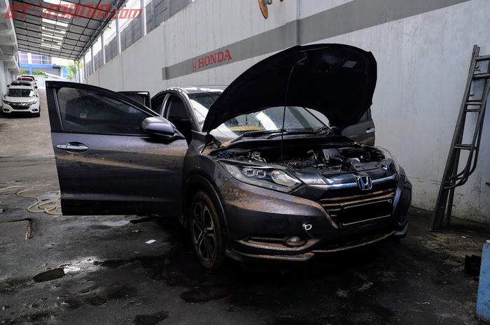 Sebuah Honda HR-V yang terkena banjir sedang dalam penanganan bengkel dealer Honda Mitra Lenteng Agung.