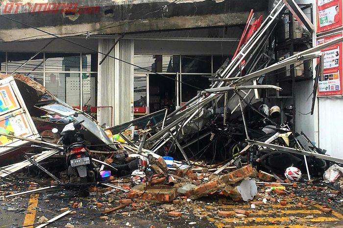 Penampakan motor yang tertimpa puing-puing gedung yang roboh di kawasan Palmerah, Jakarta Barat, Senin (6/1/2020)