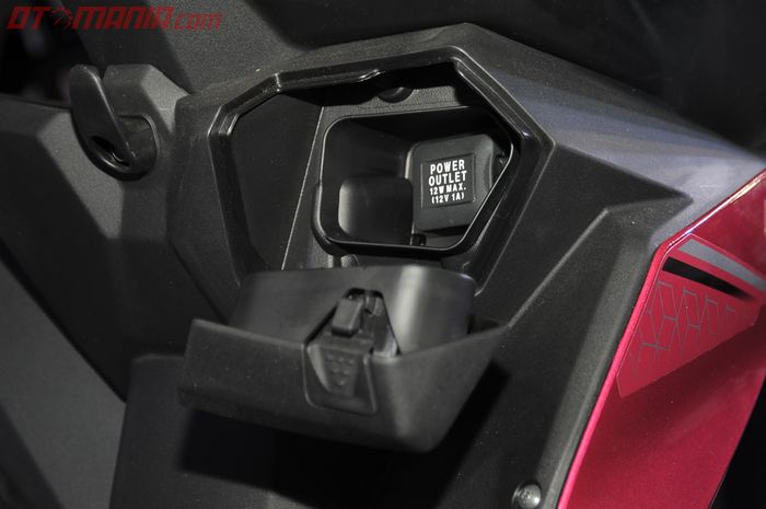 Posisi power outlet Honda All New BeAT tersembunyi di balik laci yang tertutup