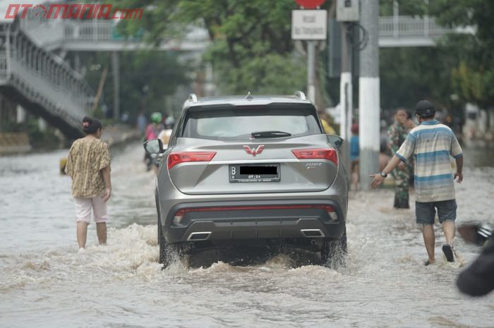 Ilustrasi. Kendaraan mogok saat terabas bajir jangan dipaksa distarter.