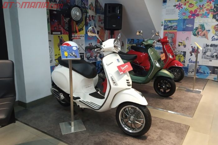 Jajaran motor Vespa di dealer Piaggio Rawamangun, Jakarta Timur.