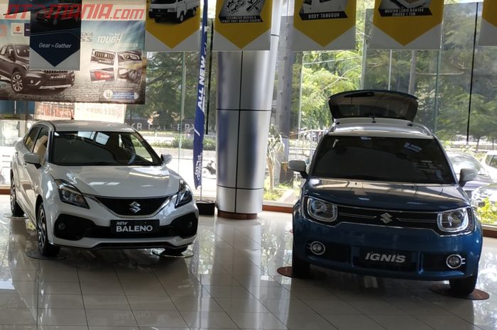Suzuki New Baleno dan Ignis yang dipajang oleh salah satu dealer Suzuki di Jakarta.