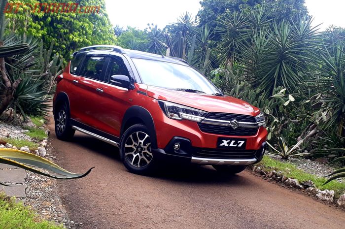 Suzuki XL7 tersedia dalam tiga tipe, yakni Alpha, Beta, dan Zeta.