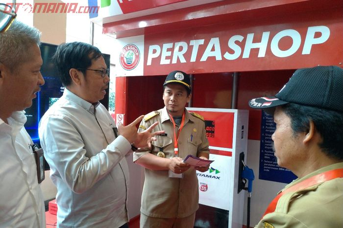 Ma'sud Hamid, Direktur Pemasaran Ritel Pertamina (kedua dari kiri) menjelaskan konsep Pertashop pada Kepala Desa yang hadir.