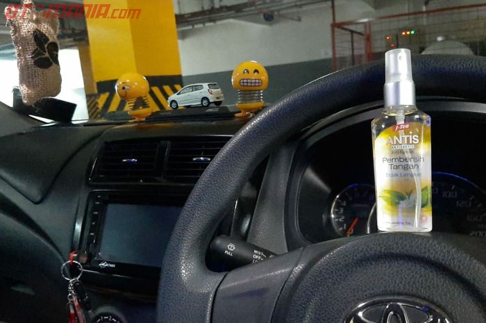 Ilustrasi membawa hand sanitizer di dalam mobil