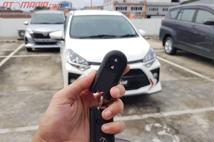 Cara menghidupkan mesin mobil dengan remote keyless yang baterainya habis.
