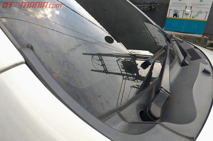 Ini penyebab kaca mobil menjadi tipis dan mudah retak