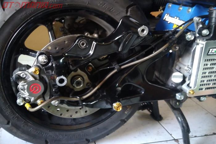 Kaliper rem Brembo belakang terpasang rapi di area belakang.