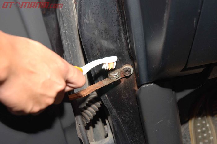 merawat engsel pintu mobil