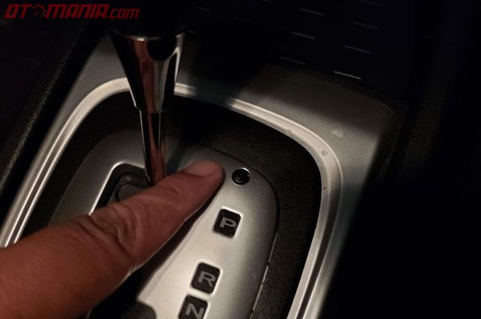 Fungsi tombol Shift Lock pada transmisi mobil matik