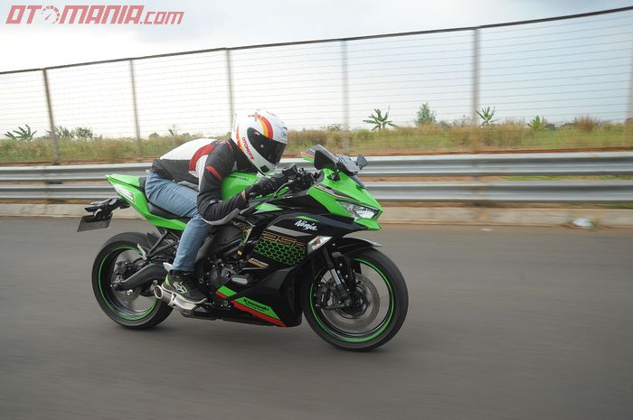 Test ride Kawasaki Ninja ZX-25R