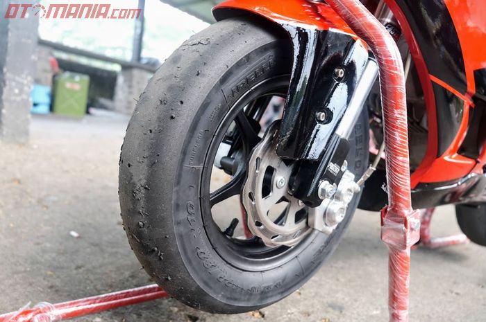 Meskipun sama-sama ban soft compound, ban motor biasa dan ban motor balap tetap ada bedanya, gak cuma masalah botak saja loh.