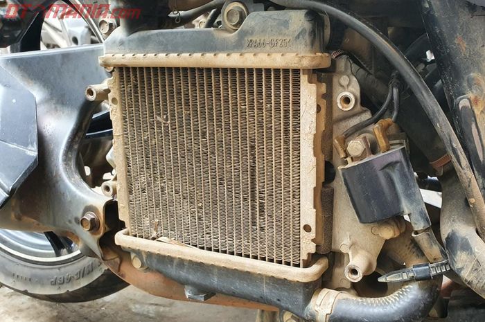 Kisi-kisi radiator motor penyok , bisa bikin mesin  overheat