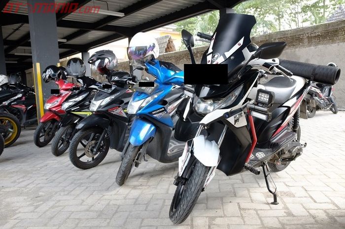 tips memarkirkan motor dari pakar safety riding (foto ilustrasi parkir motor)