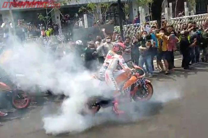 Keseruan Parade MotoGP Indonesia 2022, burn-out Marc Marquez bikin heboh, Presiden Jokowi ikutan pamer motor