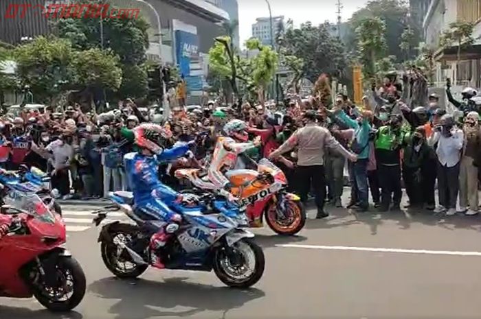 Ribuan penonton melambaikan tangan kepada pembalap MotoGP