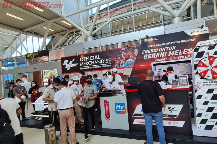 Booth merchandise resmi MotoGP Mandalika di Bandara Praya Lombok 