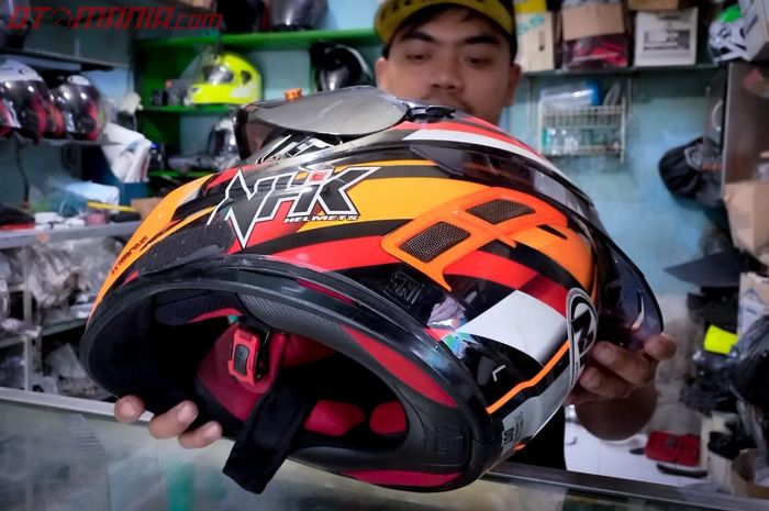 Reparasi karet helm di Bengkel Helm Gas Alam, Depok