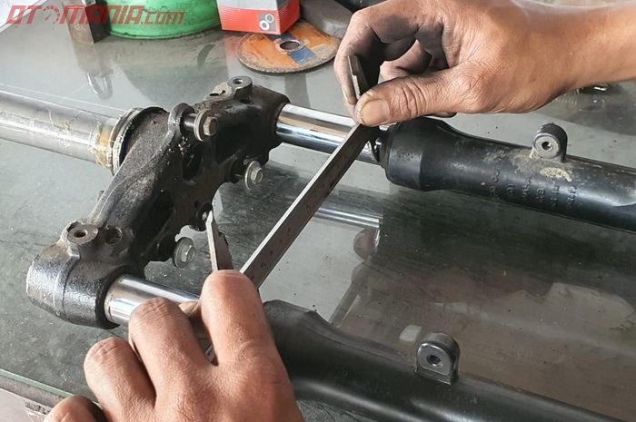 Sebelum dipress, segitiga diukur terlebih dahulu 