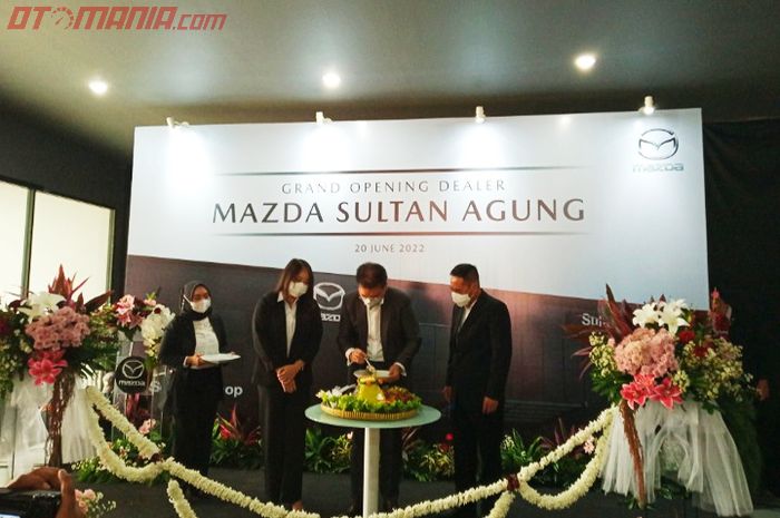 Peresmian Mazda Sultan Agung, Bekasi dilakukan dengan acara potong tumpeng