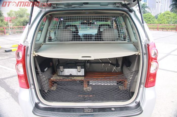 Dipasang dog net dan toneau cover, kabin Toyota Avanza 2008 milik Heru tampak mewah 