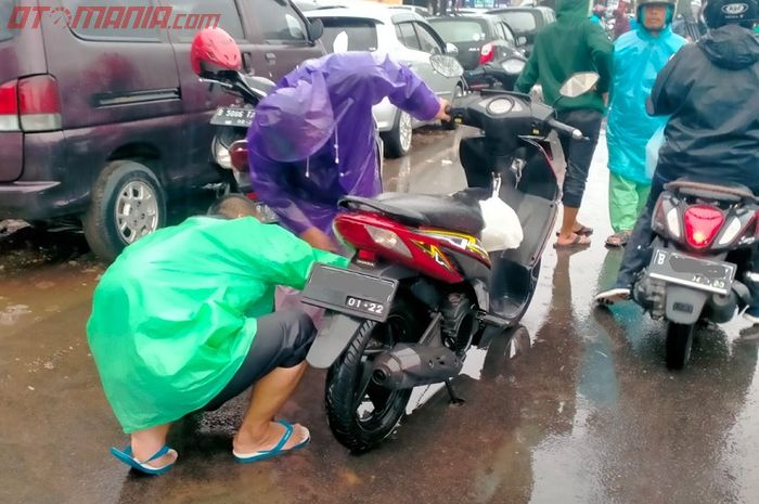 Ilustrasi. Anti mogok karena motor mengalami korslet di musim hujan, cairan ini solusinya.