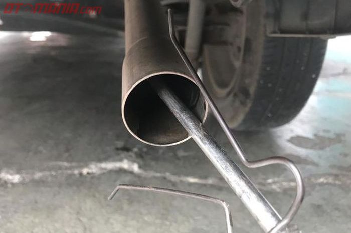 Cara hilangkan kerak hitam di knalpot mobil
