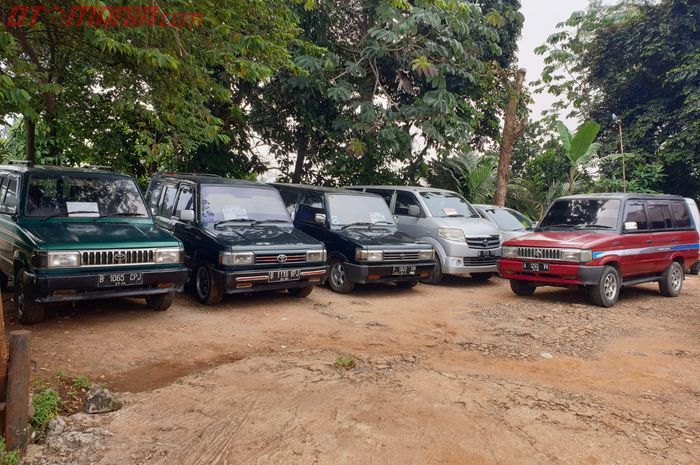 Sarang mobil bekas Toyota Kijang lawas di Yakub Motor, Parung Bogor.