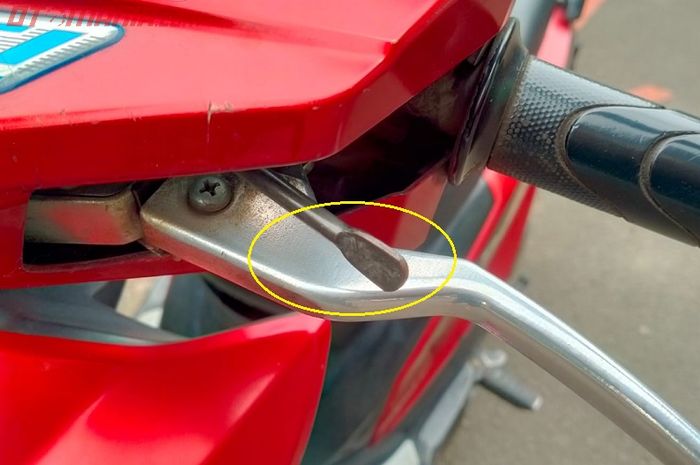 Tuas kecil di handel rem motor matic