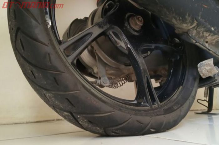 penyebab ban motor mengalami kempis
