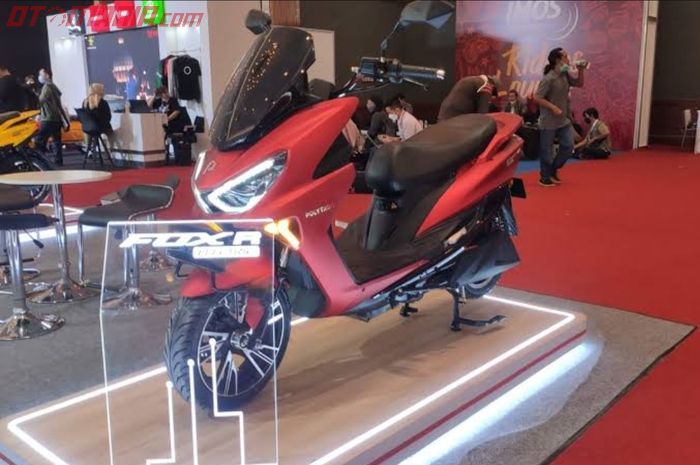 Polytron Fox-R, motor listrik harga Rp 20 jutaan. Sekali cas baterai, jarak tempuhnya mencapai 130 km