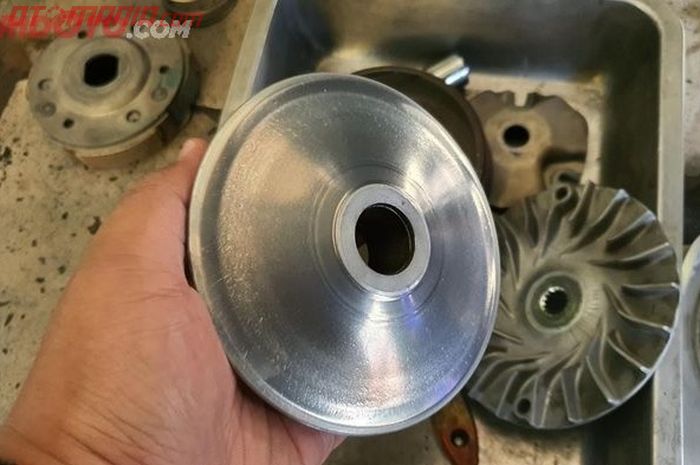 Pulley depan motor matic yang mulai tipis