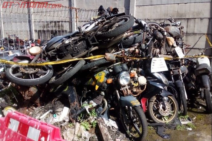 Sejumlah motor yang posisinya tertumpuk di Polres Metro Jakarta Pusat. 
